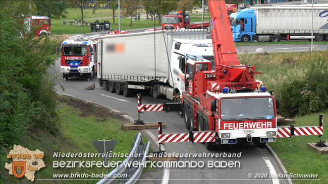 20200102 Bergung eines LKW-Sattelzuges auf der A2 Rastplatz Triestingtal bei Leobersdorf  Foto: © Stefan Schneider