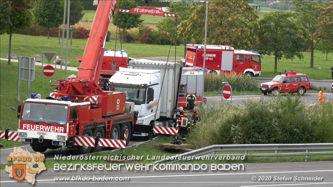 20200102 Bergung eines LKW-Sattelzuges auf der A2 Rastplatz Triestingtal bei Leobersdorf  Foto: © Stefan Schneider