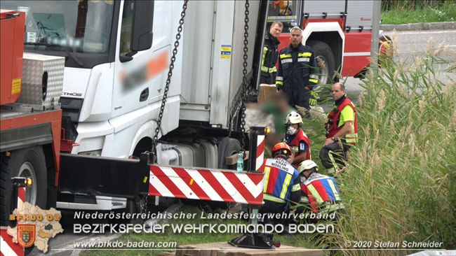 20200102 Bergung eines LKW-Sattelzuges auf der A2 Rastplatz Triestingtal bei Leobersdorf  Foto: © Stefan Schneider