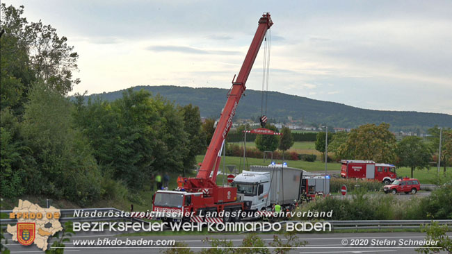 20200102 Bergung eines LKW-Sattelzuges auf der A2 Rastplatz Triestingtal bei Leobersdorf  Foto: © Stefan Schneider