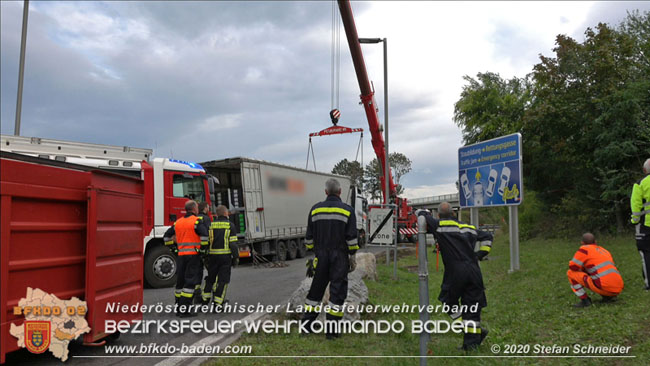 20200102 Bergung eines LKW-Sattelzuges auf der A2 Rastplatz Triestingtal bei Leobersdorf  Foto: © Stefan Schneider