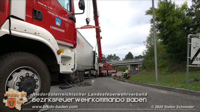 20200102 Bergung eines LKW-Sattelzuges auf der A2 Rastplatz Triestingtal bei Leobersdorf  Foto: © Stefan Schneider