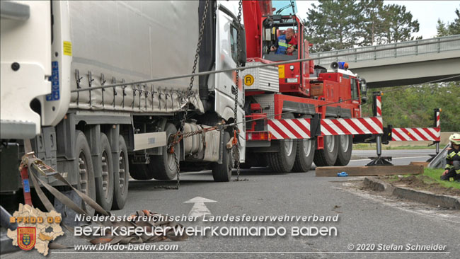 20200102 Bergung eines LKW-Sattelzuges auf der A2 Rastplatz Triestingtal bei Leobersdorf  Foto: © Stefan Schneider