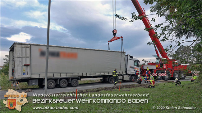 20200102 Bergung eines LKW-Sattelzuges auf der A2 Rastplatz Triestingtal bei Leobersdorf  Foto: © Stefan Schneider