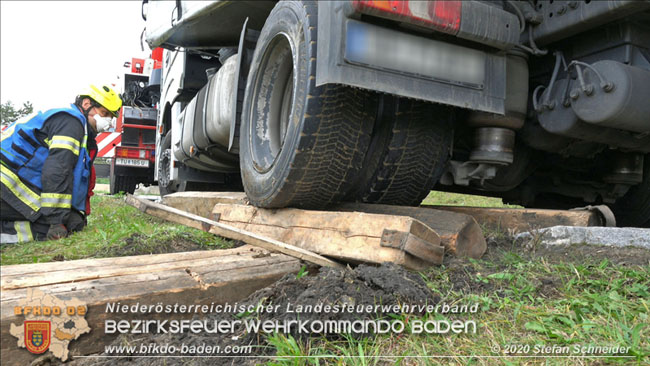 20200102 Bergung eines LKW-Sattelzuges auf der A2 Rastplatz Triestingtal bei Leobersdorf  Foto: © Stefan Schneider