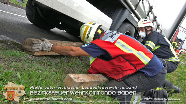 20200102 Bergung eines LKW-Sattelzuges auf der A2 Rastplatz Triestingtal bei Leobersdorf  Foto: © Stefan Schneider