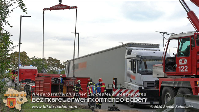 20200102 Bergung eines LKW-Sattelzuges auf der A2 Rastplatz Triestingtal bei Leobersdorf  Foto: © Stefan Schneider
