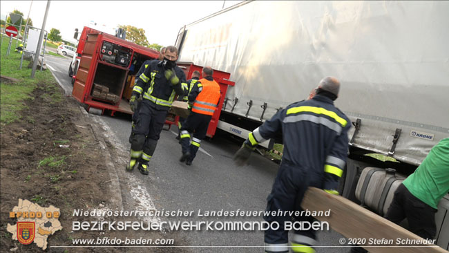 20200102 Bergung eines LKW-Sattelzuges auf der A2 Rastplatz Triestingtal bei Leobersdorf  Foto: © Stefan Schneider