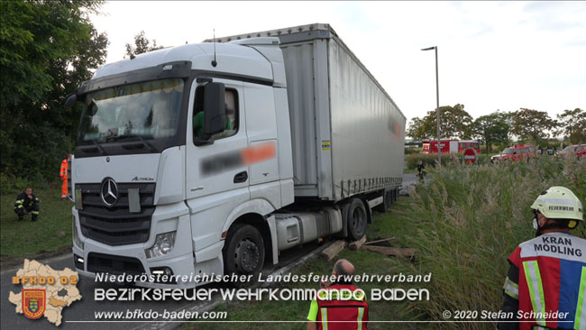 20200102 Bergung eines LKW-Sattelzuges auf der A2 Rastplatz Triestingtal bei Leobersdorf  Foto: © Stefan Schneider