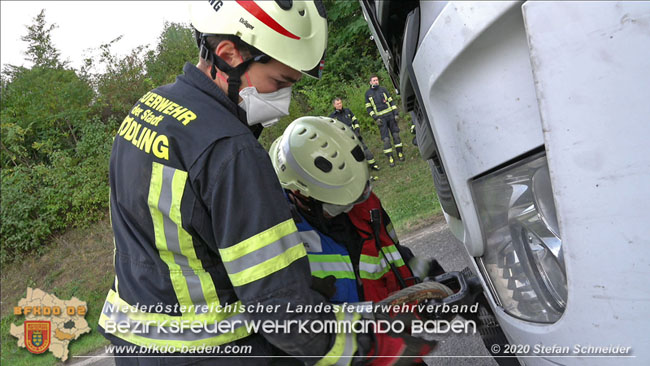 20200102 Bergung eines LKW-Sattelzuges auf der A2 Rastplatz Triestingtal bei Leobersdorf  Foto: © Stefan Schneider