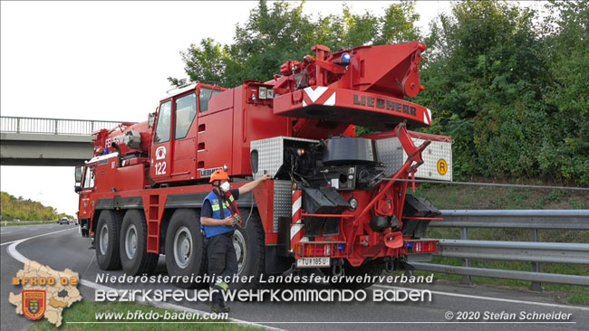 20200102 Bergung eines LKW-Sattelzuges auf der A2 Rastplatz Triestingtal bei Leobersdorf  Foto: © Stefan Schneider