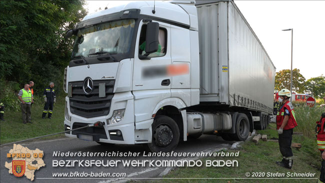 20200102 Bergung eines LKW-Sattelzuges auf der A2 Rastplatz Triestingtal bei Leobersdorf  Foto: © Stefan Schneider