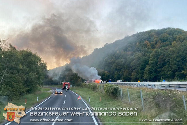 20201004 PKW im Vollbrand auf der A21 bei Alland  Foto: © Freiwillige Feuerwehr Alland