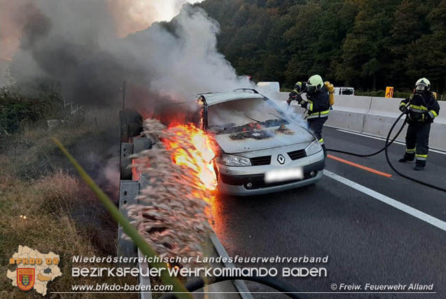 20201004 PKW im Vollbrand auf der A21 bei Alland  Foto: © Freiwillige Feuerwehr Alland
