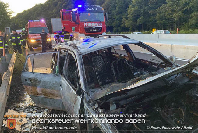 20201004 PKW im Vollbrand auf der A21 bei Alland  Foto: © Freiwillige Feuerwehr Alland