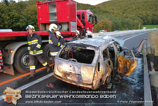 20201004 PKW im Vollbrand auf der A21 bei Alland  Foto: © Freiwillige Feuerwehr Alland