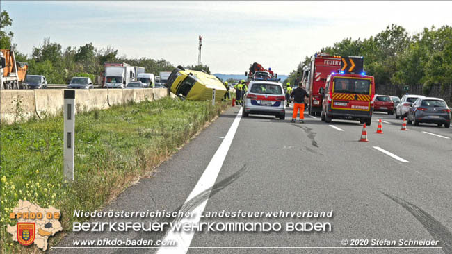 20201009 Schwerer Verkehrsunfall auf der A2 zwischen Leobersdorf und Wöllersdorf  Foto: © Stefan Schneider BFK BADEN