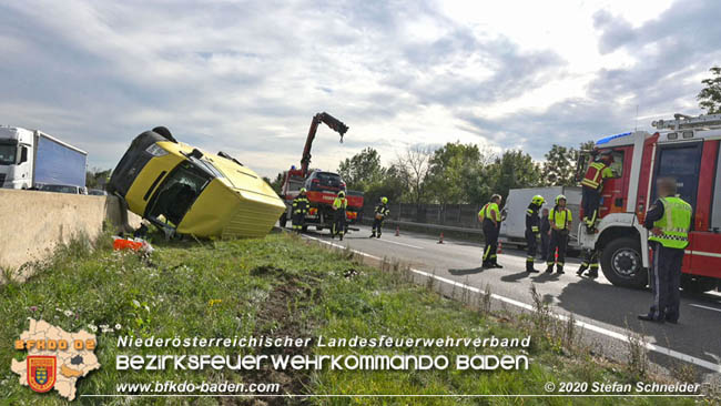 20201009 Schwerer Verkehrsunfall auf der A2 zwischen Leobersdorf und Wöllersdorf  Foto: © Stefan Schneider BFK BADEN