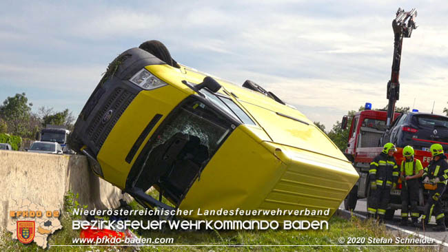 20201009 Schwerer Verkehrsunfall auf der A2 zwischen Leobersdorf und Wöllersdorf  Foto: © Stefan Schneider BFK BADEN