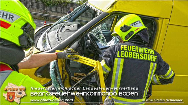 20201009 Schwerer Verkehrsunfall auf der A2 zwischen Leobersdorf und Wöllersdorf  Foto: © Stefan Schneider BFK BADEN