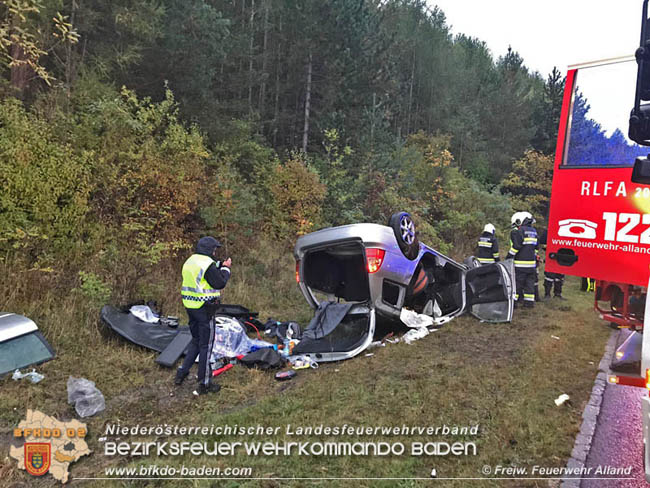 20201011 Personenrettung nach Fahrzeugueberschlag auf der A21 Mayerling - Heiligenkreuz  Foto: © Freiwillige Feuerwehr Alland