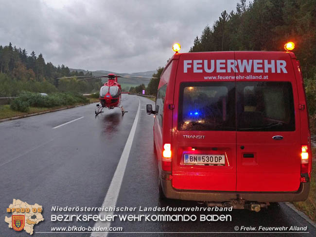 20201011 Personenrettung nach Fahrzeugueberschlag auf der A21 Mayerling - Heiligenkreuz  Foto: © Freiwillige Feuerwehr Alland
