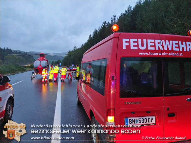 20201011 Personenrettung nach Fahrzeugueberschlag auf der A21 Mayerling - Heiligenkreuz  Foto: © Freiwillige Feuerwehr Alland