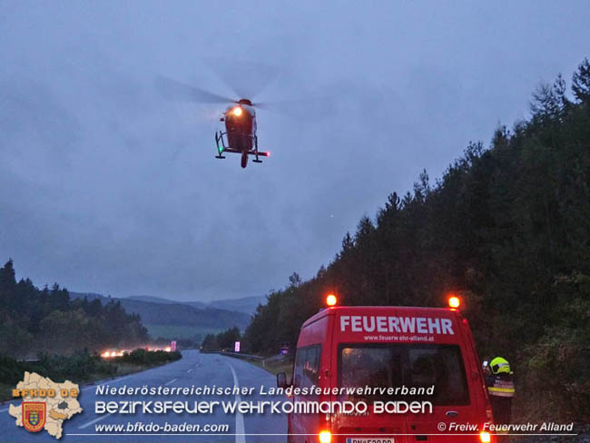 20201011 Personenrettung nach Fahrzeugueberschlag auf der A21 Mayerling - Heiligenkreuz  Foto: © Freiwillige Feuerwehr Alland