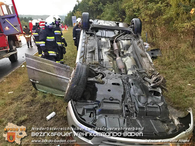 20201011 Personenrettung nach Fahrzeugueberschlag auf der A21 Mayerling - Heiligenkreuz  Foto: © Freiwillige Feuerwehr Alland