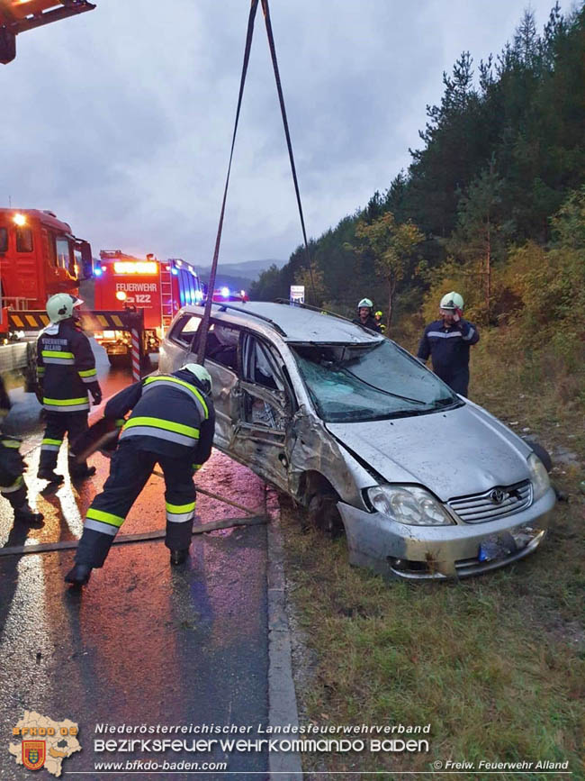 20201011 Personenrettung nach Fahrzeugueberschlag auf der A21 Mayerling - Heiligenkreuz  Foto: © Freiwillige Feuerwehr Alland