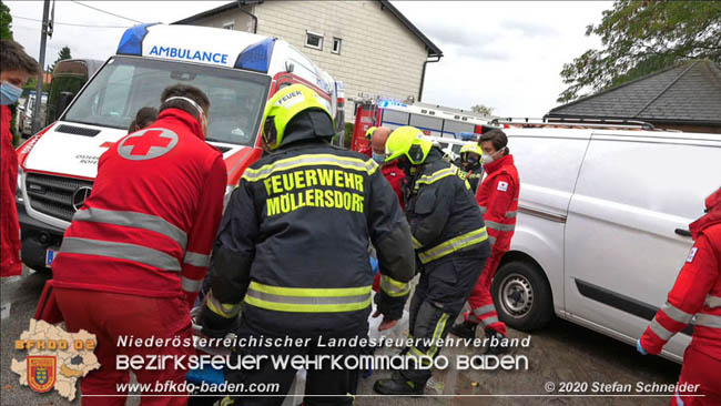 20201014 Unterstützung Rettungsdienst bei Arbeitsunfall Möllersdorf/Guntramsdorf  Fotos: © Stefan Schneider BFK BADEN