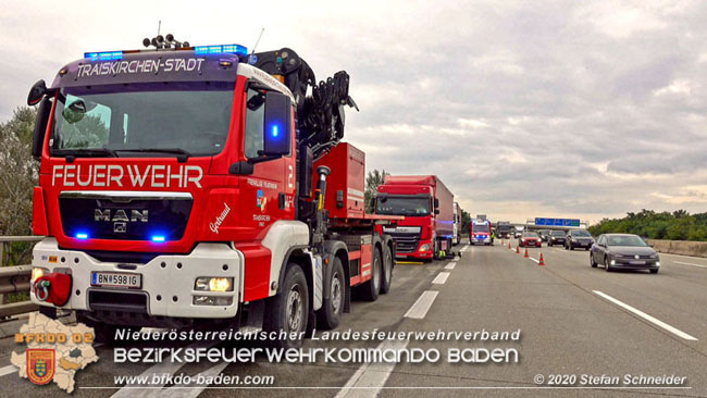 20201017 Defekter Lkw auf der A2 Höhe Auffahrt Raststation Guntramsdorf behindert ist gefährliches Hindernis   Foto: © Stefan Schneider BFKDO BADEN