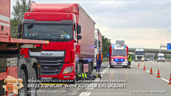20201017 Defekter Lkw auf der A2 Höhe Auffahrt Raststation Guntramsdorf behindert ist gefährliches Hindernis   Foto: © Stefan Schneider BFKDO BADEN