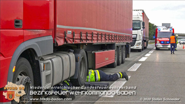20201017 Defekter Lkw auf der A2 Höhe Auffahrt Raststation Guntramsdorf behindert ist gefährliches Hindernis   Foto: © Stefan Schneider BFKDO BADEN