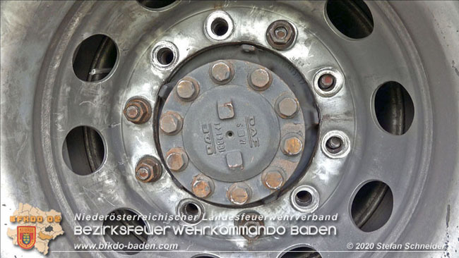 20201017 Defekter Lkw auf der A2 Höhe Auffahrt Raststation Guntramsdorf behindert ist gefährliches Hindernis   Foto: © Stefan Schneider BFKDO BADEN
