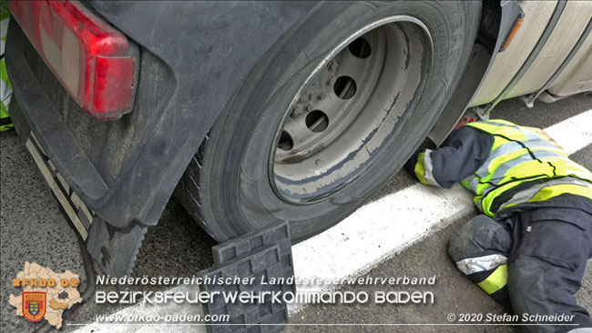 20201017 Defekter Lkw auf der A2 Höhe Auffahrt Raststation Guntramsdorf behindert ist gefährliches Hindernis   Foto: © Stefan Schneider BFKDO BADEN