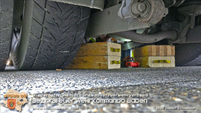 20201017 Defekter Lkw auf der A2 Höhe Auffahrt Raststation Guntramsdorf behindert ist gefährliches Hindernis   Foto: © Stefan Schneider BFKDO BADEN