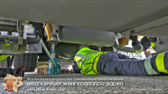 20201017 Defekter Lkw auf der A2 Höhe Auffahrt Raststation Guntramsdorf behindert ist gefährliches Hindernis   Foto: © Stefan Schneider BFKDO BADEN