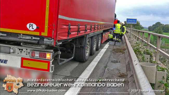 20201017 Defekter Lkw auf der A2 Höhe Auffahrt Raststation Guntramsdorf behindert ist gefährliches Hindernis   Foto: © Stefan Schneider BFKDO BADEN