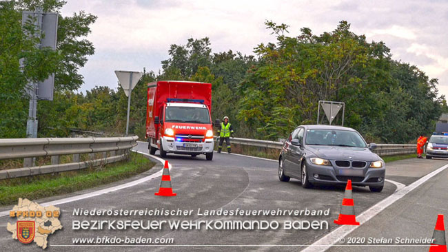 20201017 Defekter Lkw auf der A2 Höhe Auffahrt Raststation Guntramsdorf behindert ist gefährliches Hindernis   Foto: © Stefan Schneider BFKDO BADEN