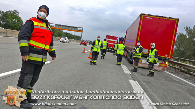 20201017 Defekter Lkw auf der A2 Höhe Auffahrt Raststation Guntramsdorf behindert ist gefährliches Hindernis   Foto: © Stefan Schneider BFKDO BADEN