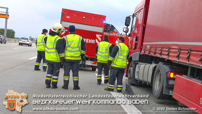20201017 Defekter Lkw auf der A2 Höhe Auffahrt Raststation Guntramsdorf behindert ist gefährliches Hindernis   Foto: © Stefan Schneider BFKDO BADEN
