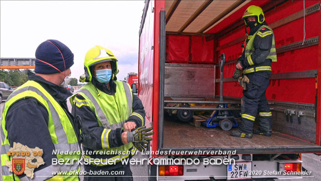 20201017 Defekter Lkw auf der A2 Höhe Auffahrt Raststation Guntramsdorf behindert ist gefährliches Hindernis   Foto: © Stefan Schneider BFKDO BADEN