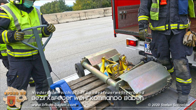 20201017 Defekter Lkw auf der A2 Höhe Auffahrt Raststation Guntramsdorf behindert ist gefährliches Hindernis   Foto: © Stefan Schneider BFKDO BADEN
