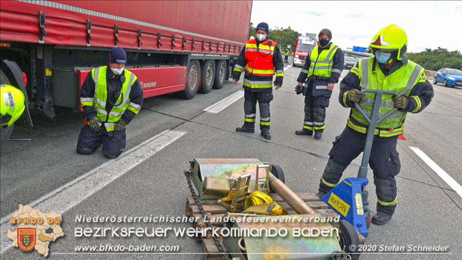 20201017 Defekter Lkw auf der A2 Höhe Auffahrt Raststation Guntramsdorf behindert ist gefährliches Hindernis   Foto: © Stefan Schneider BFKDO BADEN