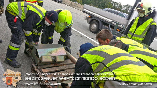 20201017 Defekter Lkw auf der A2 Höhe Auffahrt Raststation Guntramsdorf behindert ist gefährliches Hindernis   Foto: © Stefan Schneider BFKDO BADEN