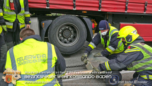 20201017 Defekter Lkw auf der A2 Höhe Auffahrt Raststation Guntramsdorf behindert ist gefährliches Hindernis   Foto: © Stefan Schneider BFKDO BADEN