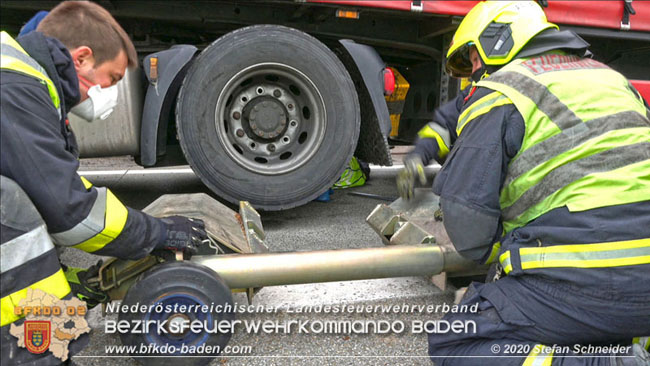 20201017 Defekter Lkw auf der A2 Höhe Auffahrt Raststation Guntramsdorf behindert ist gefährliches Hindernis   Foto: © Stefan Schneider BFKDO BADEN