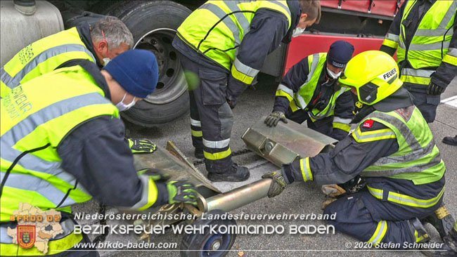 20201017 Defekter Lkw auf der A2 Höhe Auffahrt Raststation Guntramsdorf behindert ist gefährliches Hindernis   Foto: © Stefan Schneider BFKDO BADEN