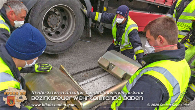 20201017 Defekter Lkw auf der A2 Höhe Auffahrt Raststation Guntramsdorf behindert ist gefährliches Hindernis   Foto: © Stefan Schneider BFKDO BADEN